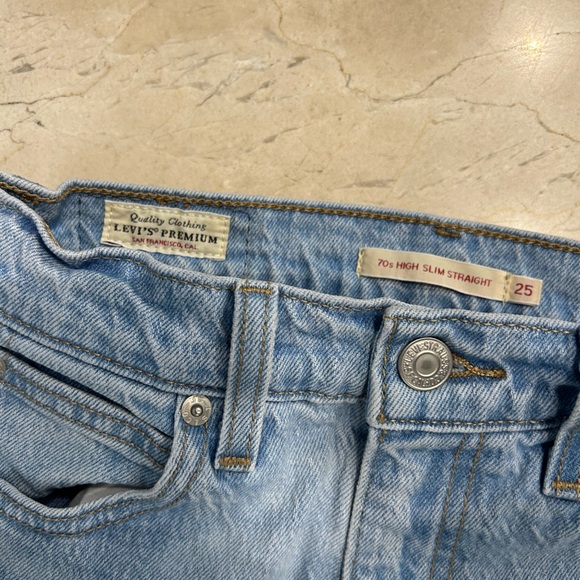 Women Levi’s 70’s High Rise Slim Straight  size 25 in Light Wash - Picture 3 of 8